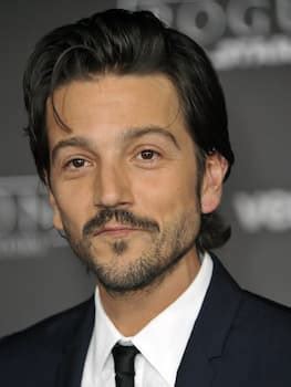 Diego Luna Movies, Bio, Wiki, Age, Wife, Narcos, and。